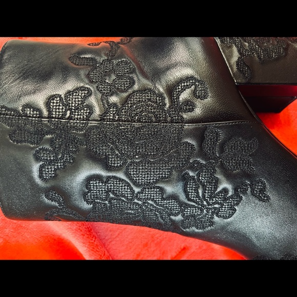 Michael Kors Black Embroidered Leather Claire Booty Size 8 - Picture 4 of 9